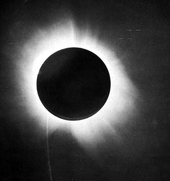 Foto: Una de las fotografías de Eddington del eclipse total del sol de 29 de mayo de 1919, presentado en su papel de 1920. 